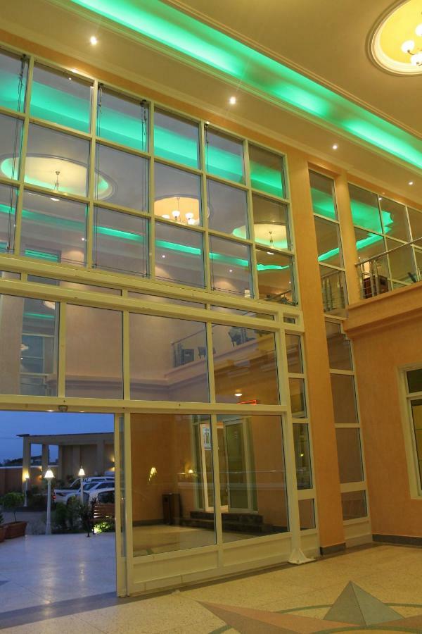 Panorama Portico Hotel, Yuba Exterior foto